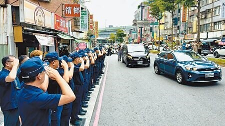 殉職警員黃瑋震的移靈車隊在13日下午行經其任職的厚德派出所前，所內全體同仁列隊致意。（呂健豪攝）