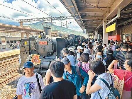 台鐵「仲夏寶島號」蒸汽火車、80歲國寶「蒸機女王」13日在花蓮玉里站啟航，現場人氣旺，為地震後帶來觀光人潮。（王志偉攝）