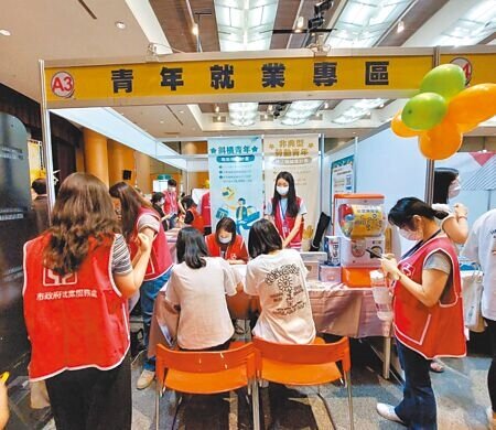 不少社會新鮮人因缺乏求職經驗,加上急欲有工作,往往易落入求職陷阱,新北市勞工局統計2019年至2024年7月受理包含不實徵才等共630件相關申訴案。(陳慰慈攝)