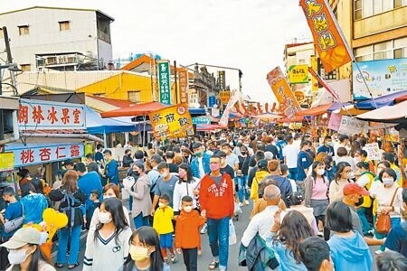 高雄市旗山老街每到假日都會吸引大量人潮，旗山老街商圈促進會榮獲高雄市商圈代表，8月將參加中央舉辦的全國卓越商圈獎。（本報資料照片）