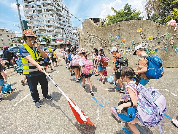 台中市大里區大元國小畫設步行標線，讓學生放學跟著標線走，快速離校。（台中市交通局提供／陳淑娥台中傳真）