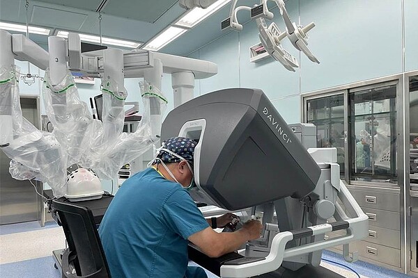 中醫大新竹附醫第四代達文西手臂系統。圖/中時報系資料照