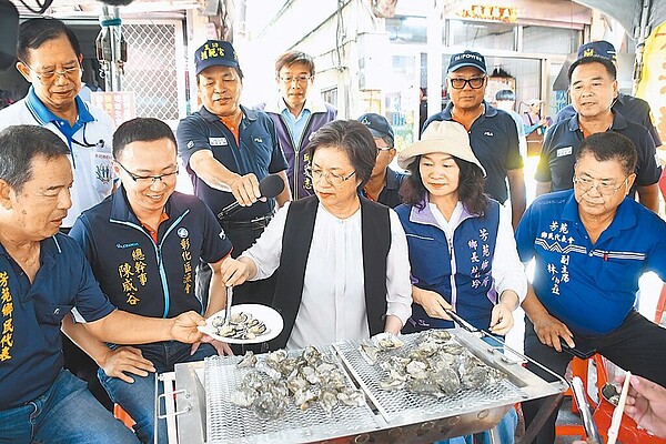 王功老街千人烤蚵今年吸引4800人報名，彰化縣長王惠美稱讚珍珠蚵經過三溫暖式太陽曝曬、海水浸泡，Q彈有勁。（彰縣府提供／葉靜美彰化傳真）