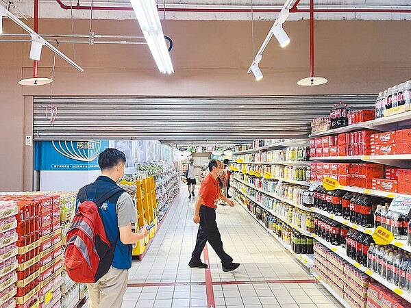 新北市工務局完成全市57家900坪以上的大型百貨商場、賣場稽查,而為保障消費者安全,大賣場鐵捲門是否正常使用,是公共安全稽查的重點項目之一。(新北市工務局提供/陳慰慈新北傳真)