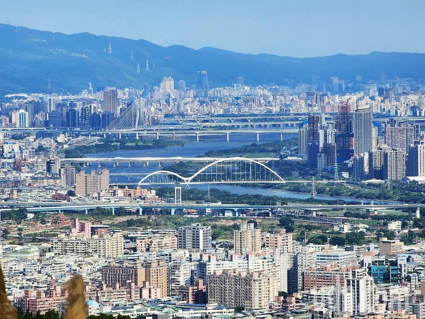 新北30萬租屋族實際約有10萬租屋戶,約3萬5千戶電費新制未能被政府掌握成為新制黑戶,新北地政局表示,除加強宣導利度外,也將進行聯合稽查,若發現房東超收電費最重可罰30萬。圖為新北板橋、三重等都市區域。記者李定宇/攝影