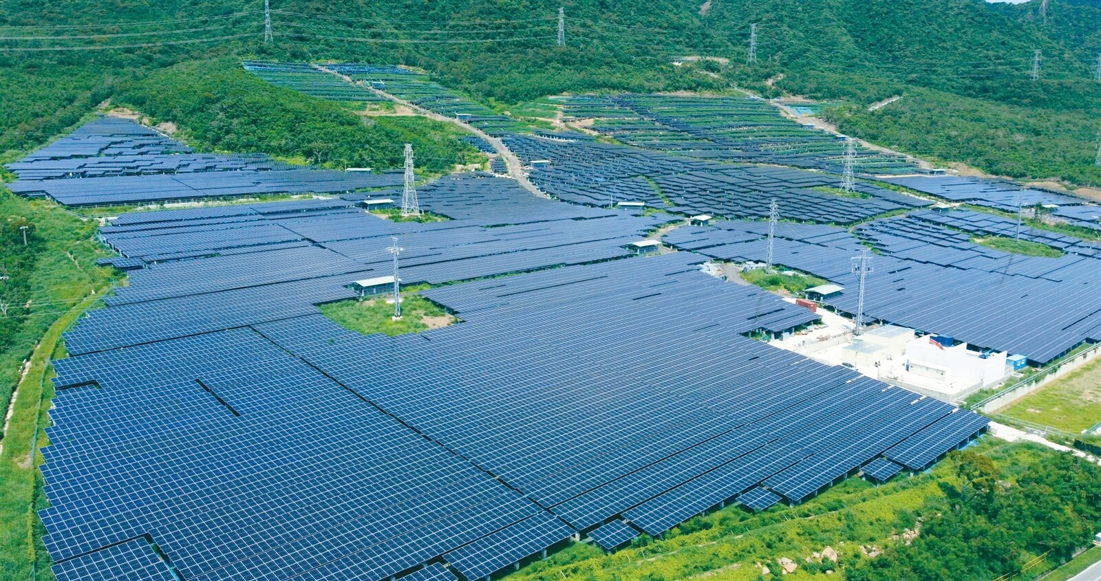 光電業者在屏東屏鵝公路旁的大片山坡地開發小尖山光電場，曾遭在地居民抗議破壞水土、影響生活品質。記者劉學聖／攝影 