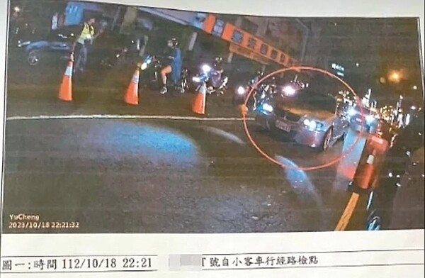 台中張先生車號遭人盜用,圖為假車牌駕駛通過警方臨檢站拒檢逃逸被拍照,事後卻是張先生收到18萬元罰單。圖/張先生提供