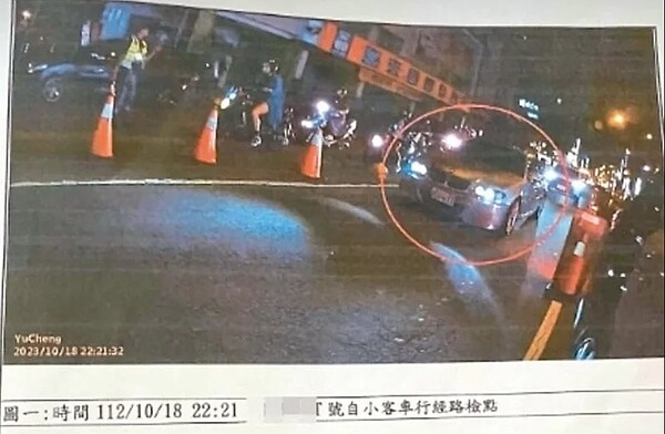 台中張先生車號遭人盜用，圖為假車牌駕駛通過警方臨檢站拒檢逃逸被拍照，事後卻是張先生收到18萬元罰單。圖／張先生提供