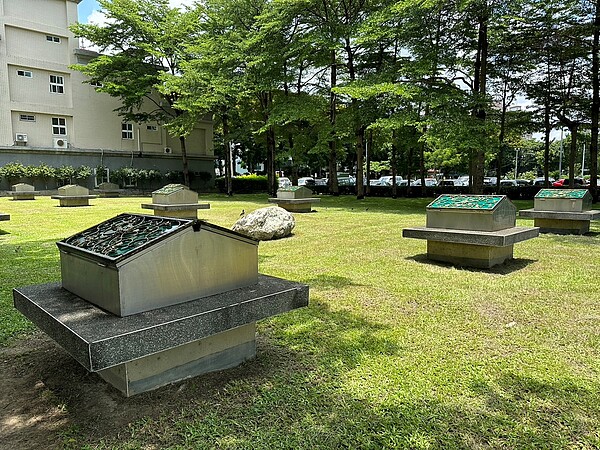 市府盤點公有停車場採光罩健檢,除善用採光罩引進自然光源,也加強防範損壞風險。圖/台中市交通局提供