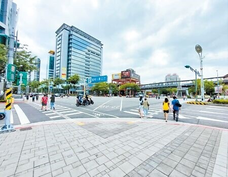 
新北市議員劉美芳籲市府，以板橋府中站、縣民大道路口為試辦區，於路口設置大型遮陽傘。（陳慰慈攝）
