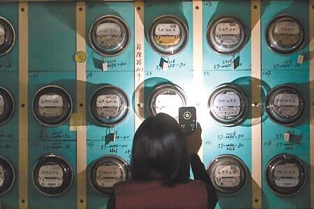 租屋電費新制上路,房東不得超收電費。圖為電表示意圖。(本報資料照片)
