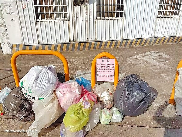 苗栗縣近年屢有廢棄物入侵、遭濫倒金屬廢液等案件,各鄉鎮市民眾亂丟垃圾問題也時有所聞,為避免類似事情發生,縣府環保局除積極追查不肖人士,也研議將檢舉獎金比例提高,最高為罰鍰金50%。(苗栗市公所提供/李京昇苗栗傳真)