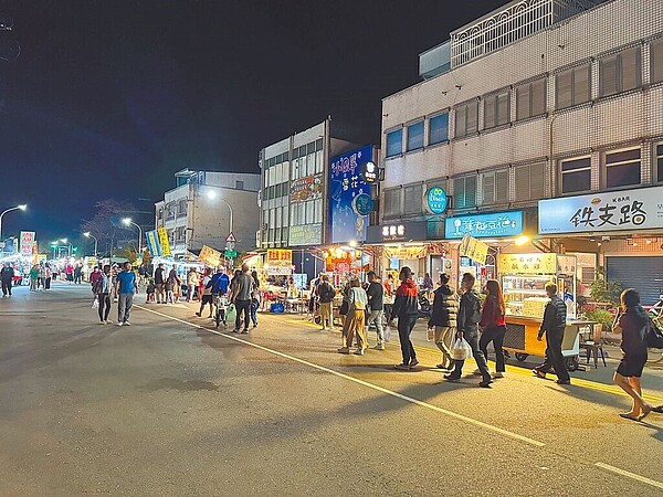 冬山夜市是宜蘭規模第2大的流動夜市，每週六晚上聚集近200個攤販，前天傳出將停止營業，令不少民眾直呼好可惜，不過，宜蘭縣冬山鄉長澄清消息純屬誤傳。 （宜蘭郡冬山鄉公所提供／吳佩蓉攝）