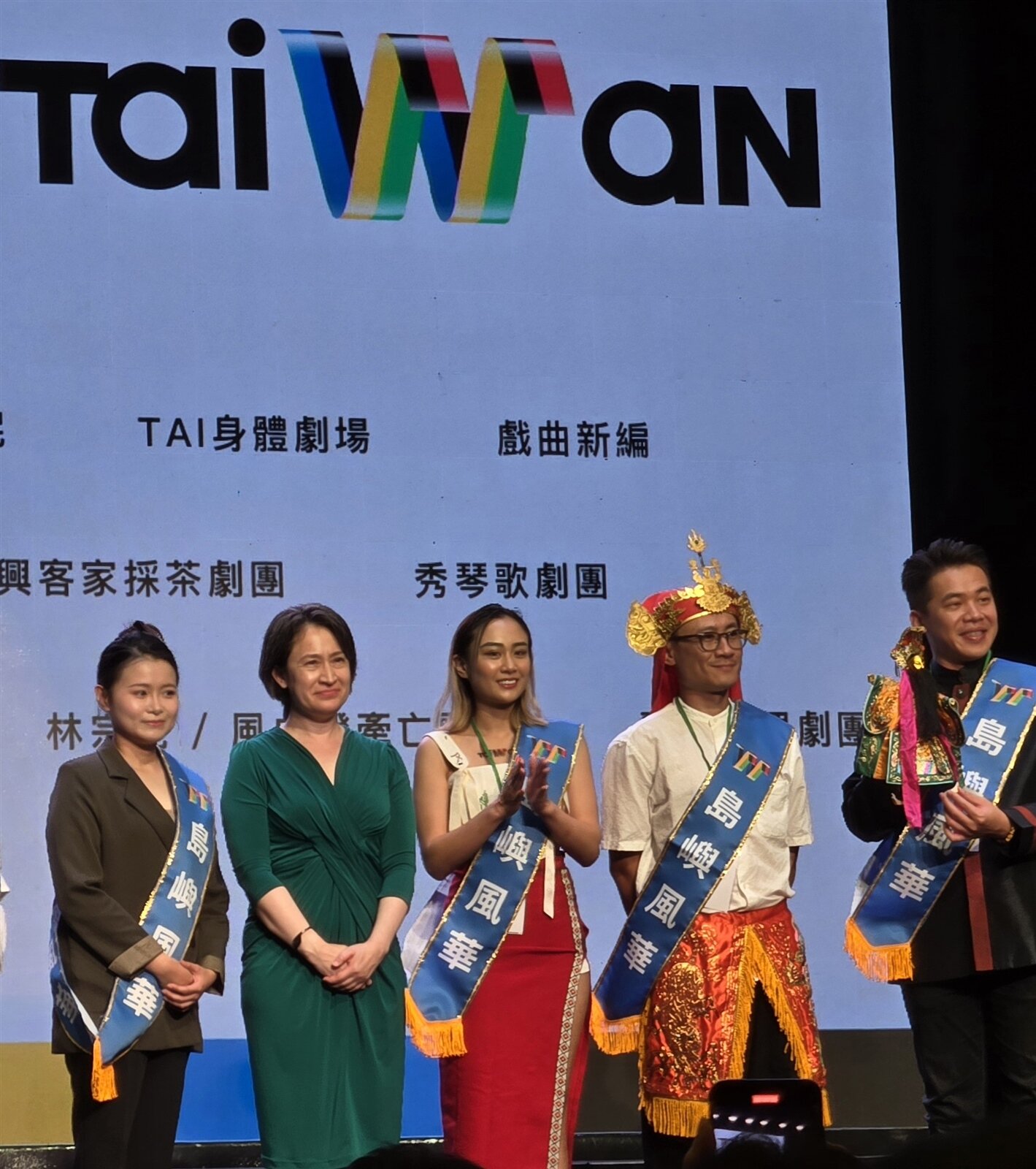 林宗範(右二)和他創辦的風中燈牽亡歌團,將代表台灣登上巴黎文化奧運舞台。左二為副總統蕭美琴。記者陳宛茜/攝影