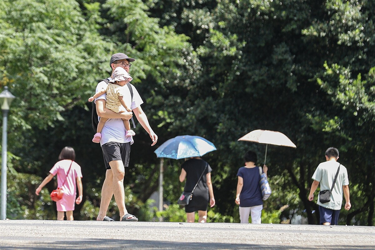 中央氣象署預報員官欣平表示，受到暖氣團影響，高壓籠罩，明天至周六晴朗，大台北、中南部局部地區易有37度以上高溫。記者曾原信／攝影 