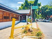 榕樹傾斜壓虎尾驛　雲林公所修剪護古蹟