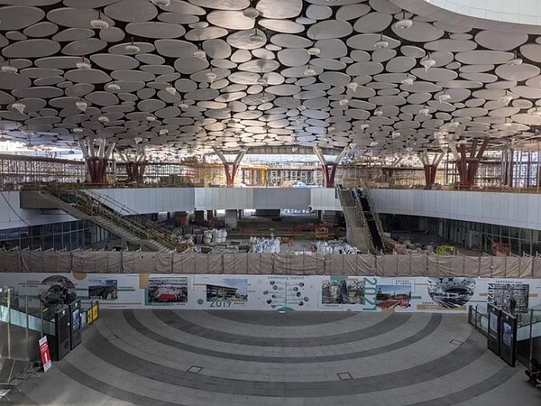 鐵道局在圍籬完全移除前重現「願景牆」,將高雄車站的歷史各階段變化圖放在牆上,帶領民眾回顧高雄站改建的軌跡。圖/鐵道局提供