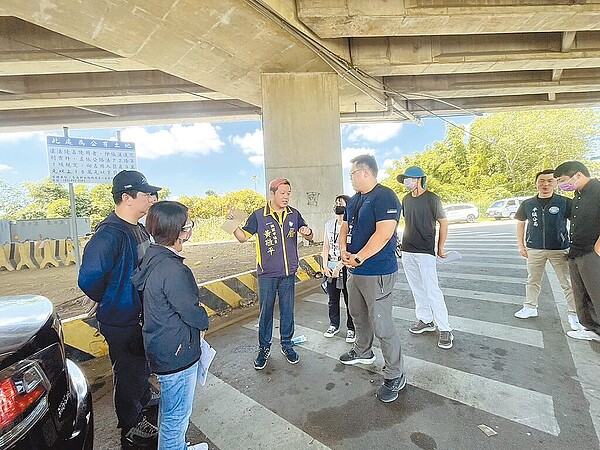 平鎮區人口數達24萬人,僅有1處機車練習場,市議員黃敬平(左三)爭取位於快速路三段與平德路口處台66橋下土地,設立第2座機車考照練習場。(黃敬平提供/呂筱蟬桃園傳真)