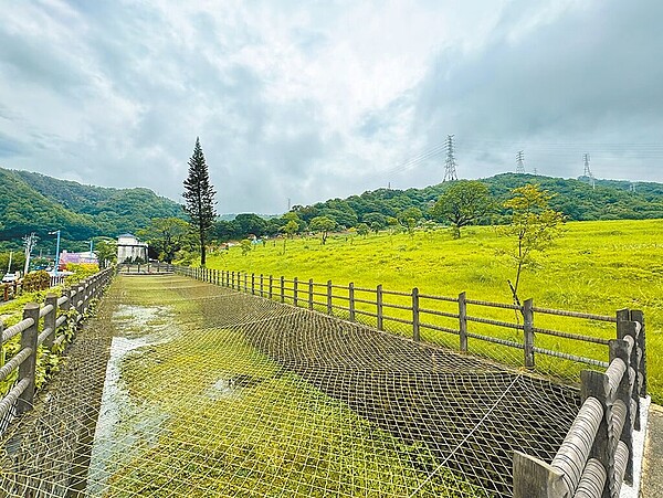 新莊第一公墓第二期遷葬作業預計7月底完成，附近簡易休閒步道已綠美化。（新北市民政局提供／呂健豪新北傳真）