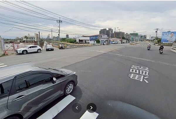 許姓婦人在橋頭區典昌路待轉,卻因號誌不明遭撞死,家屬提國賠後,法官認定市府有過失,判賠18萬餘元。圖/取自Google Map