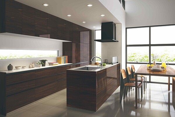 潤鴻日昕導入日本驪住廚具建材與設備，其板材採用日本工業協會最高等級低甲醛木櫃板材。圖／業者提供