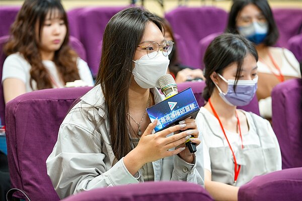 參與研習營的同學們,在新聞前輩的精采分享後,踴躍舉手發問。