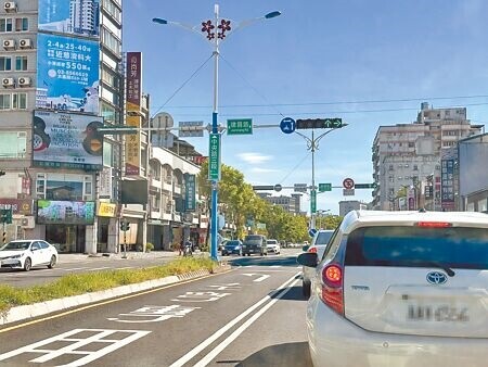 
花蓮中央路道路分級屬「鄉道」，維護管理單位也因所在位置不同，以建昌路為界，以北由花蓮市公所負責、以南為吉安鄉公所，常出現柏油鋪面更新、號誌設施不一致的狀況。（羅亦攝）
