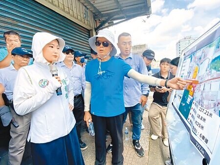 
桃園市政府捷運工程局長15日頂著34度高溫，以步行完成全長11公里的「桃園捷運棕線」沿線踏勘，拚明年動工、2032年通車。（蔡依珍攝）
