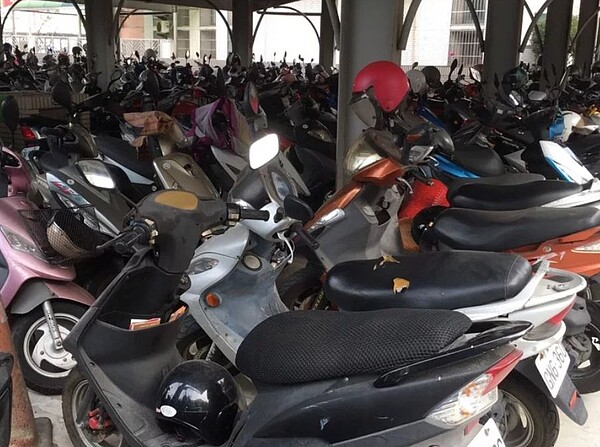 台北市二行程機車約有1.9萬輛,因應2050年淨零排放政策,為鼓勵民眾汰除二行程機車,環保局今修正「113年至115年電動機車補助計畫」,針對淘汰二行程機車由原本補助月票2400元(2個月通勤月票)方案,加碼為1萬4400元(12個月通勤月票)或獎勵金3600元方案二擇一,鼓勵民眾汰除。圖/聯合報系資料照