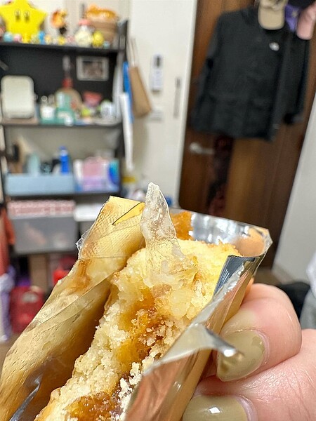 有網友在社群媒體分享，日前品嘗知名甜點店的喜餅吃到塑膠片，引發熱議，北市衛生局今稽查並未發現異物。圖／翻攝網友「chu_0829」Threads
