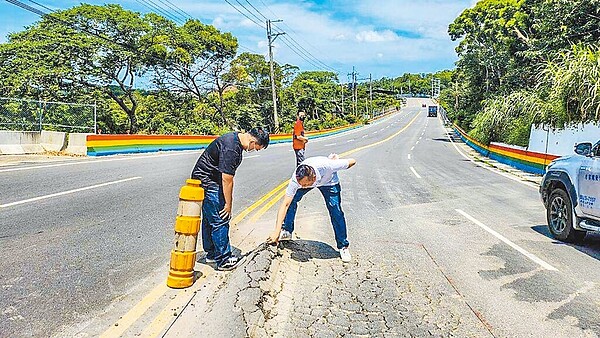 新竹縣寶山鄉長邱振瑋（右）視察三峰路和雙林路路面被砂石車長期輾壓，出現明顯隆起和損壞情況。圖／寶山鄉公所提供