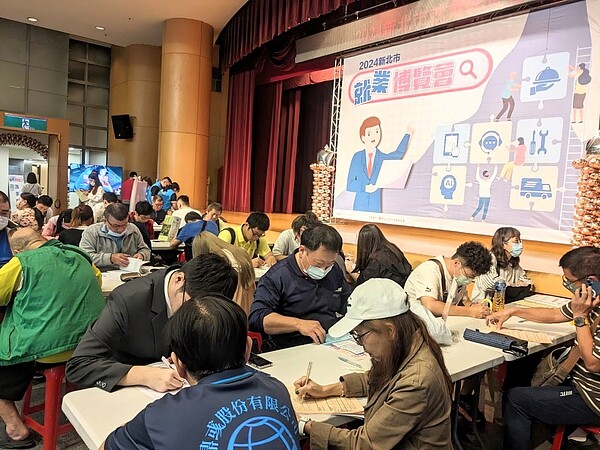 新北市政府勞工局將於18日上午10時至下午2時,在新北市府6樓大禮堂舉辦「新北市就業博覽會」。圖/新北市政府提供