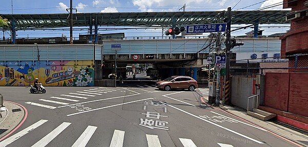 新北住都中心公告「推動公辦都更引進民間協力整合資源計畫(浮洲火車站南側街廓8)委託專業服務案」,招標期間從7月16日起至8月14日止。圖/google map