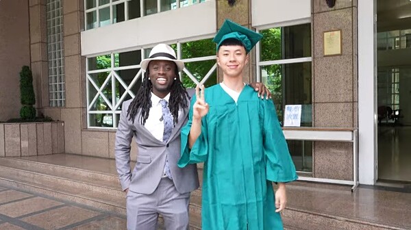 22歲千萬實況主Kai Cenat(圖左)特地來台參加好兄弟Ray(圖右)的畢業典禮,甚至買房給空間經營直播,此舉使他被封為「台灣最強高中生」。圖/截自YouTube「Kai Cenat」