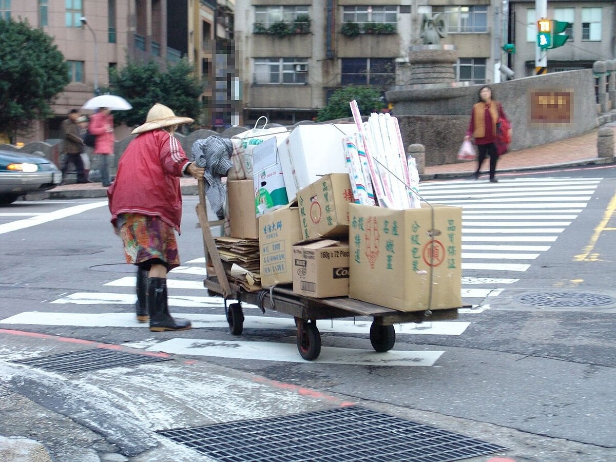 圖為老人家做回收示意圖，非新聞當事人。聯合報系資料照