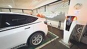 新北停車場充電樁不足　235車共用1座