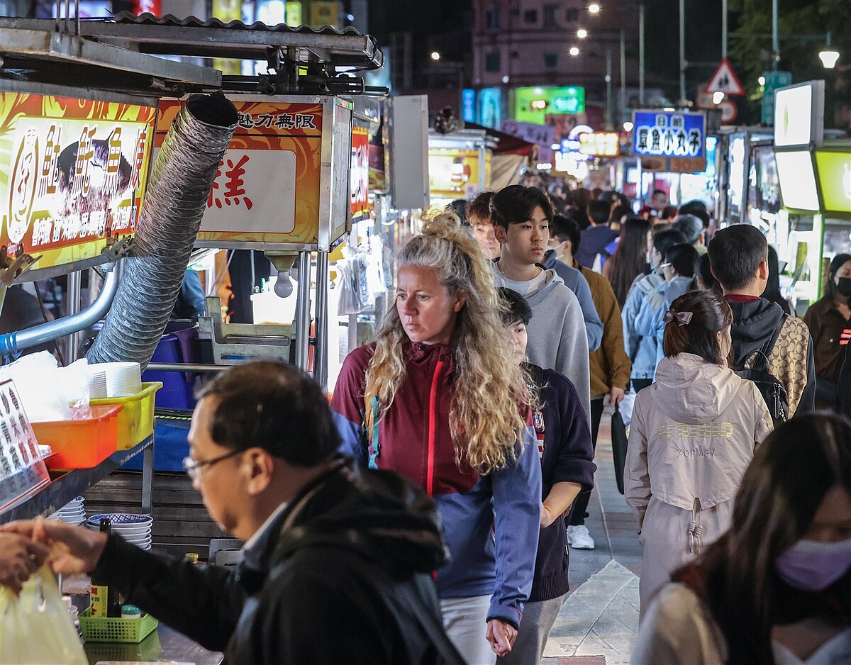 寧夏夜市攤商有60％是老店，就是避免同質性過高的狀況，也能吸引到國內外觀光遊客前來。聯合報系資料照