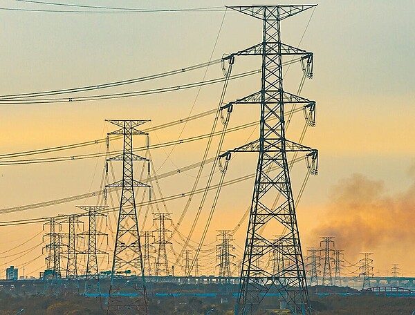 電價審議委員會成員的學者專家及相關民間團體代表不得少於2分之1。圖為台電電網。中時報系資料照