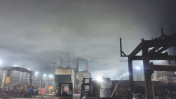 彰化縣環保局進入金屬熔煉廠內稽查,發現廠內煙霧瀰漫。圖/彰化縣政府提供、孫英哲彰化傳真