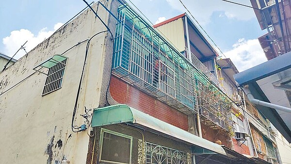 桃園八德39歲詹姓男子與42歲龔姓男子等4人是臨時工宿舍室友、鄰居,詹男今年2月疑遭龔男等人凌虐死亡還謊稱是意外,檢警懷疑有異,發現是龔男等其他3人涉案,依傷害致死聲押禁見獲准。圖/翻攝照片、賴佑維桃園傳真