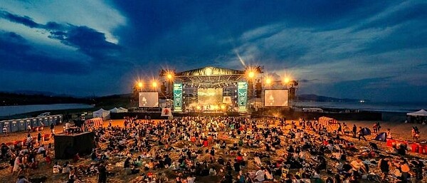 「2024貢寮國際海洋音樂祭」將於本周五(19日)起一連3天在貢寮福隆海水域場盛大舉行。圖/臉書「新北市貢寮國際海洋音樂祭」