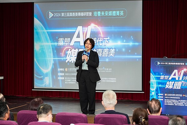 立法委員林倩綺勉勵學生相信自己,不管環境好壞,都能走出自己的路。圖/社團法人中華文化推廣協會提供