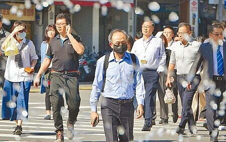 我國近年不斷調整最低工資,未料經常性薪資漲幅遠遠跟不上。此為示意圖。(本報資料照片)
