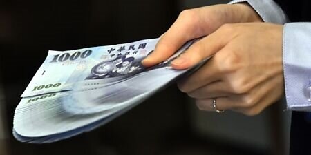 憂央行再度升息，市場反應對利率走揚看法，央行17日標售250億元2年期定存單，得標加權平均利率續揚至1.487％，創2004年2月以來同天期次高水準。圖∕本報資料照片