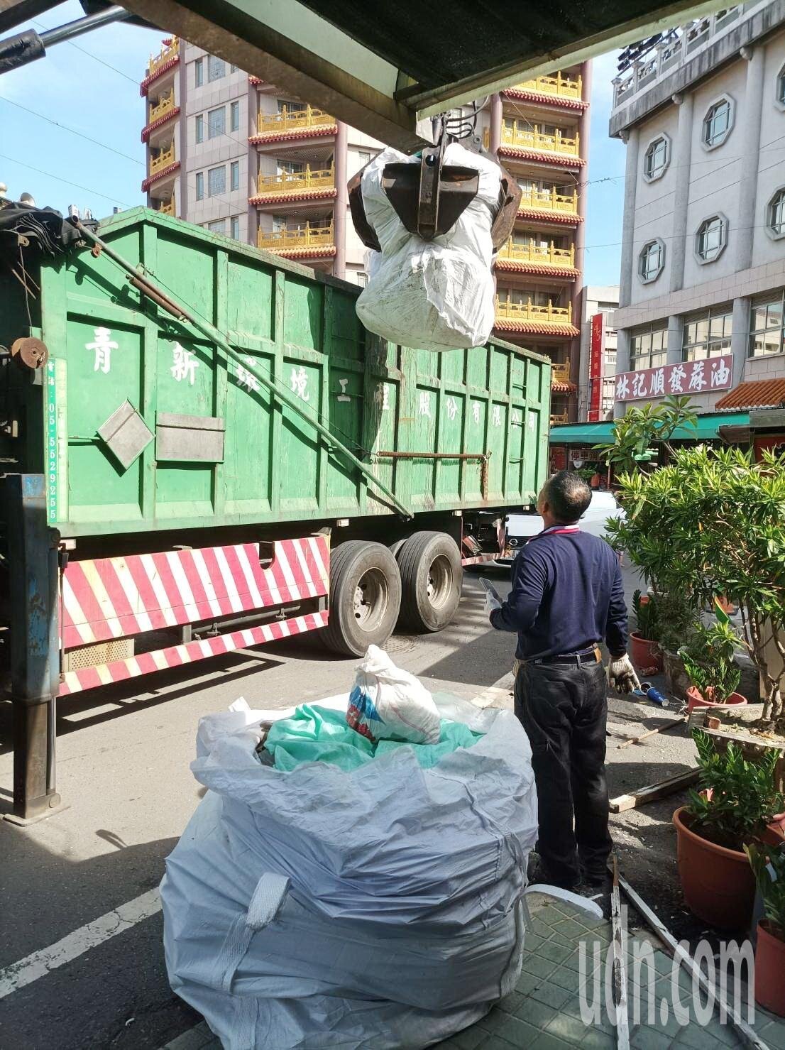 雲林縣府推動石棉瓦減量,降低對環境影響,拆下的石棉瓦以太空包,全程安全被清除,減少對環境健康危害。記者蔡維斌/攝影