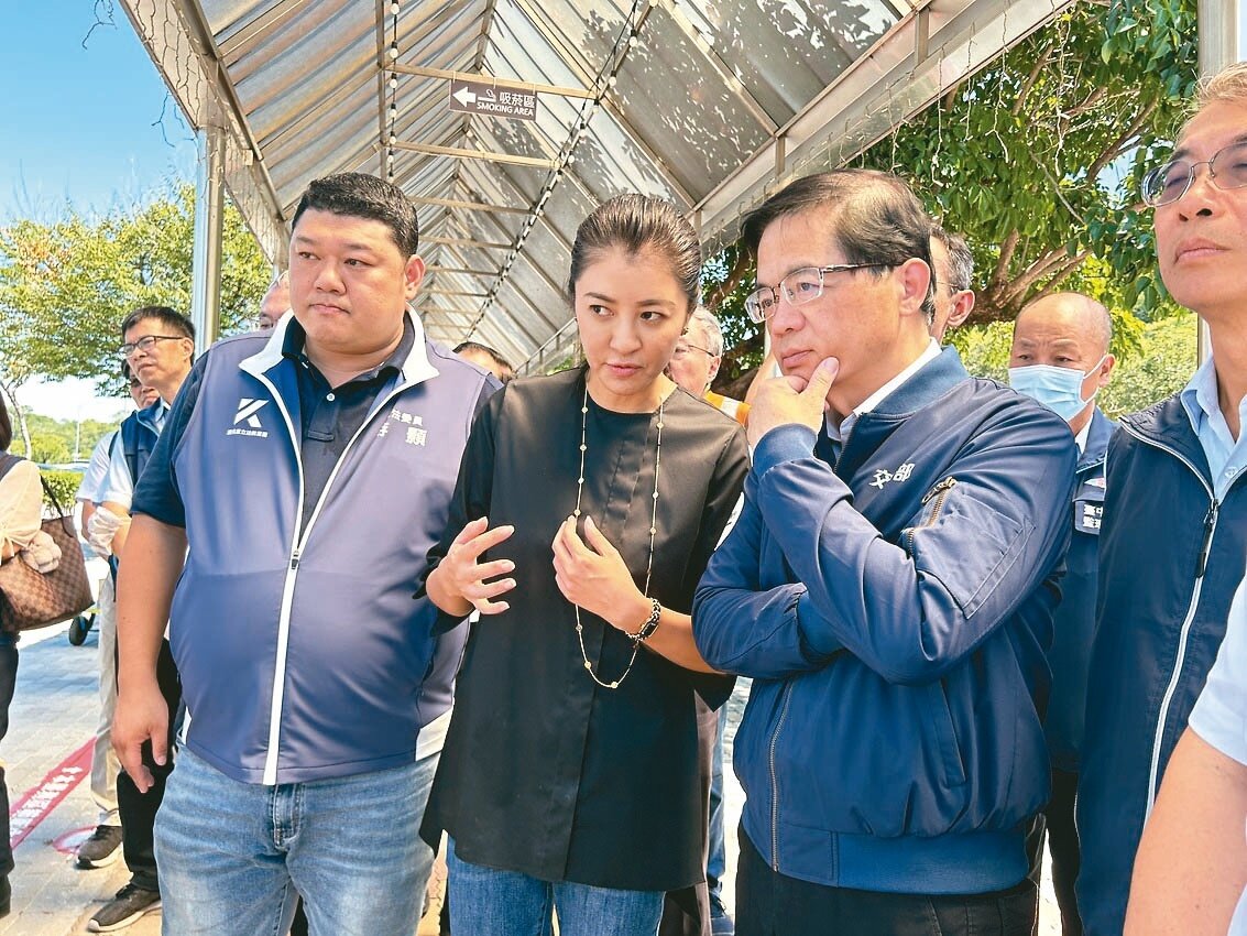 竹山南雲交流道少了彰南大橋的興建，通行以來無法直接通往高鐵彰化站，縣長許淑華（左二）、立委游顥（左一）共同向交通部長李孟諺（左三）爭取支持。記者黑中亮／攝影 