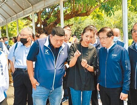 交通部長李孟諺(右一)17日在南投縣長許淑華(右二)、立委游顥(右三)陪同下視察。(楊靜茹攝)