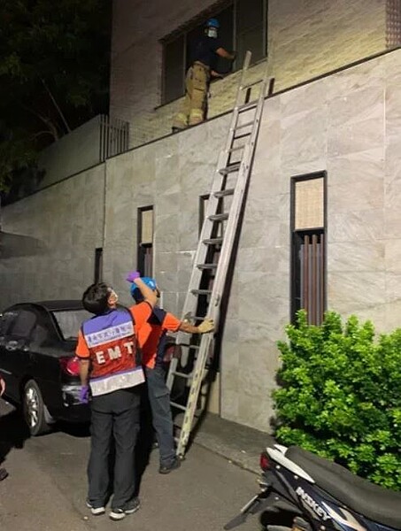 台南一對夫婦個人住宅電梯故障且未帶手機，無法向外求援而受困2天，專家也覺得個案特殊，建議電梯內應設電話，方便對外聯絡。圖／讀者提供