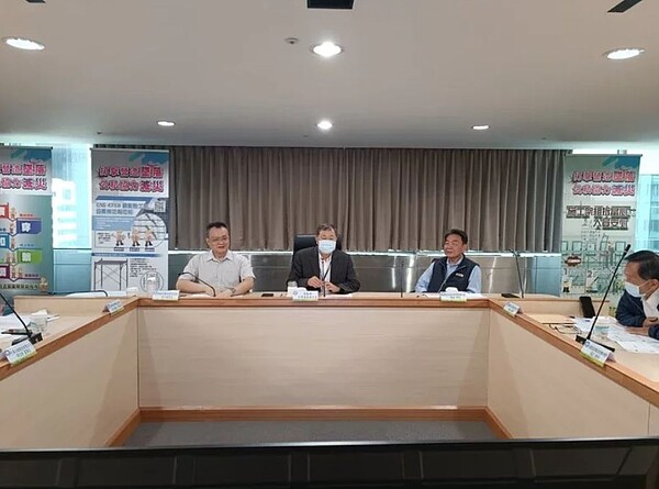 勞動部邀集台灣區綜合營造業業者、各勞動檢查機構首長等召開「113年營造業防墜高峰會」,勞動部次長許傳盛致詞提醒工安是企業經營的核心,籲請營造廠商善盡照護勞工安全責任。圖/職安署提供