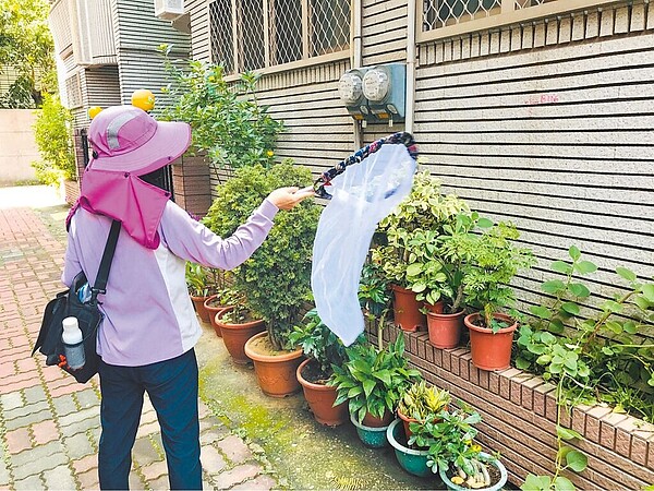 台南新增1起境外移入登革熱，新營區1名女子從馬來西亞返台後，確診為登革熱第4型，衛生局17日派員前往個案居住地、活動地周邊孳清並啟動化學防治。（台南市衛生局提供／曹婷婷台南傳真）